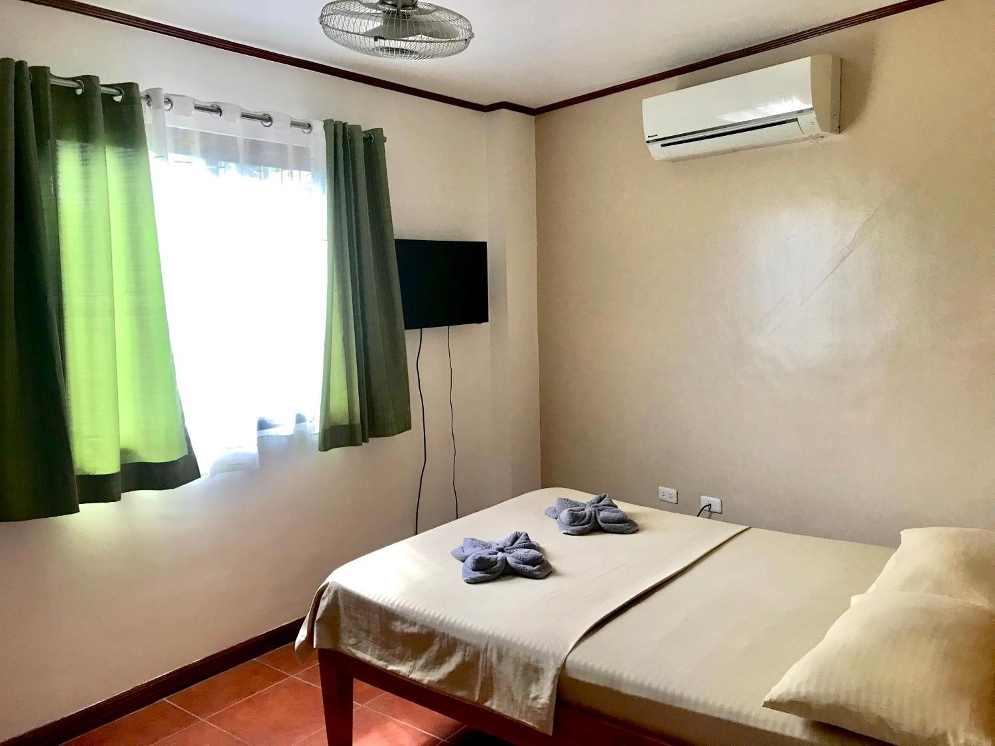 Badladz Staycation Condos Puerto Galera Kültér fotó